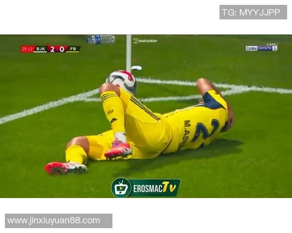 足球明星在比赛中扔水瓶引发热议引发球迷对运动员行为的讨论与反思 足球明星在比赛中扔水瓶引发热议引发球迷对运动员行为的讨论与反思